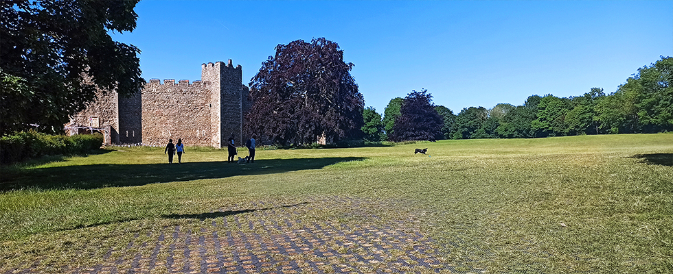 Geocross en el Castillo Farmlingham, Suffolk, Reino Unido